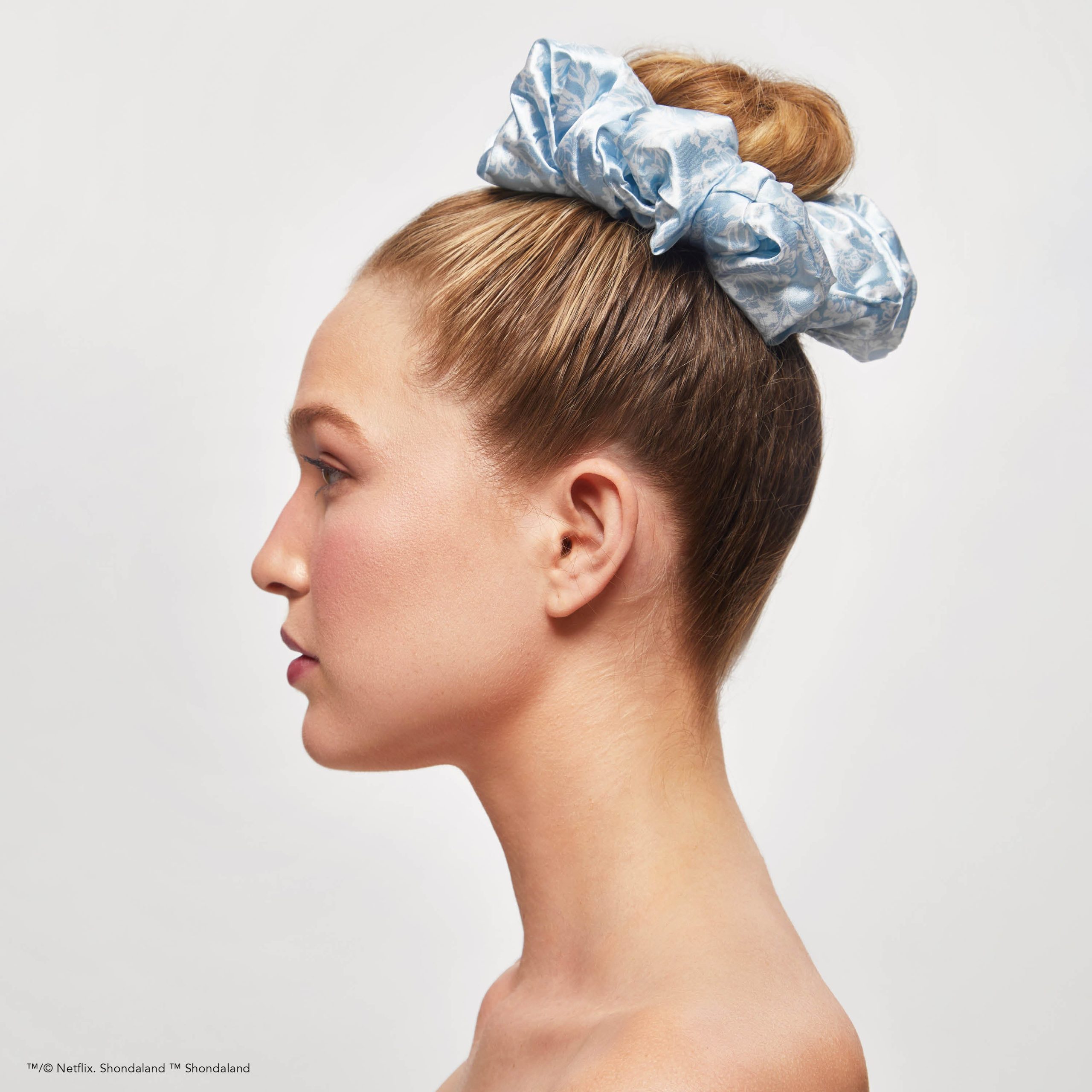 Kitsch x Bridgerton Satin Pillow Scrunchies in Toile De Blue - Image 4
