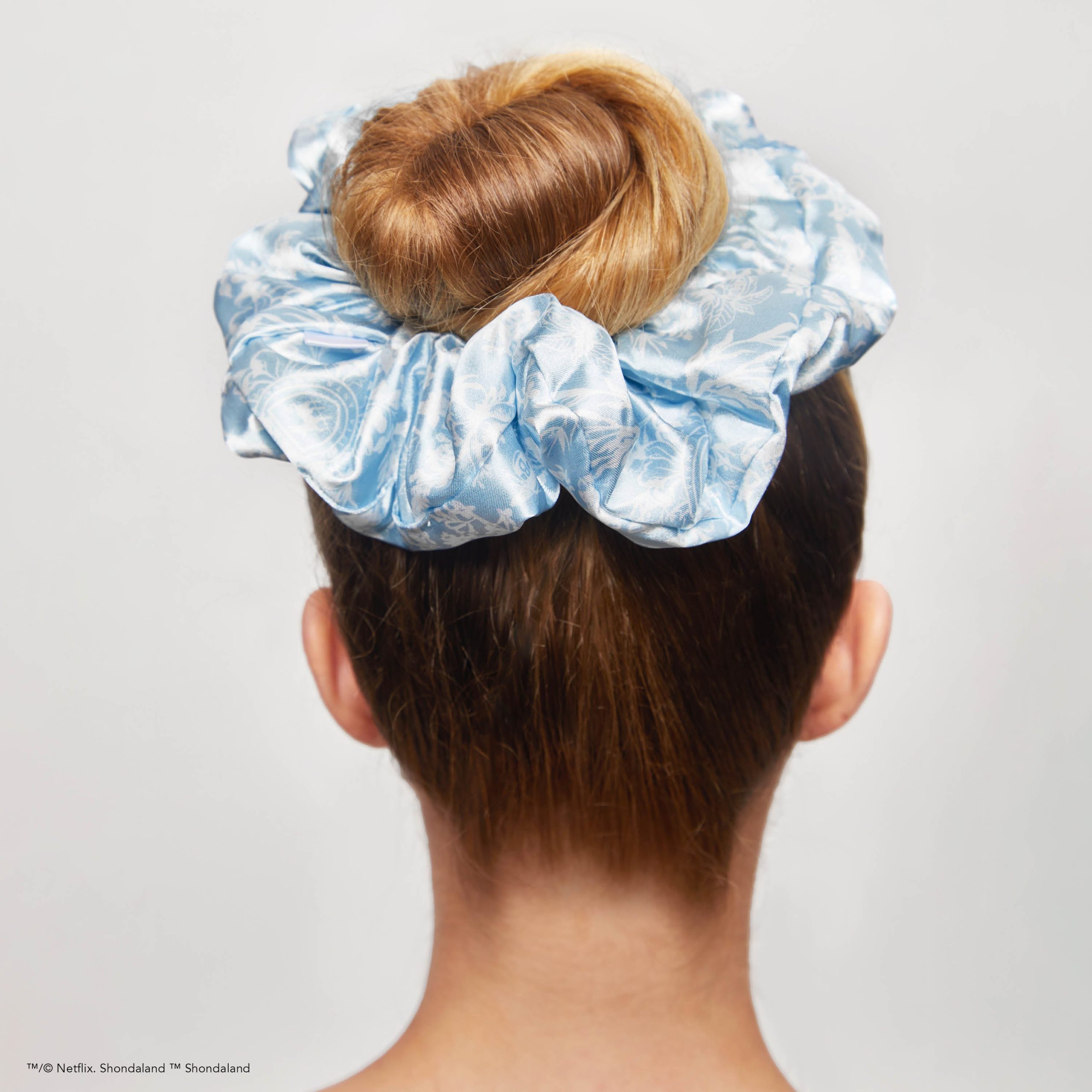 Kitsch x Bridgerton Satin Pillow Scrunchies in Toile De Blue - Image 5