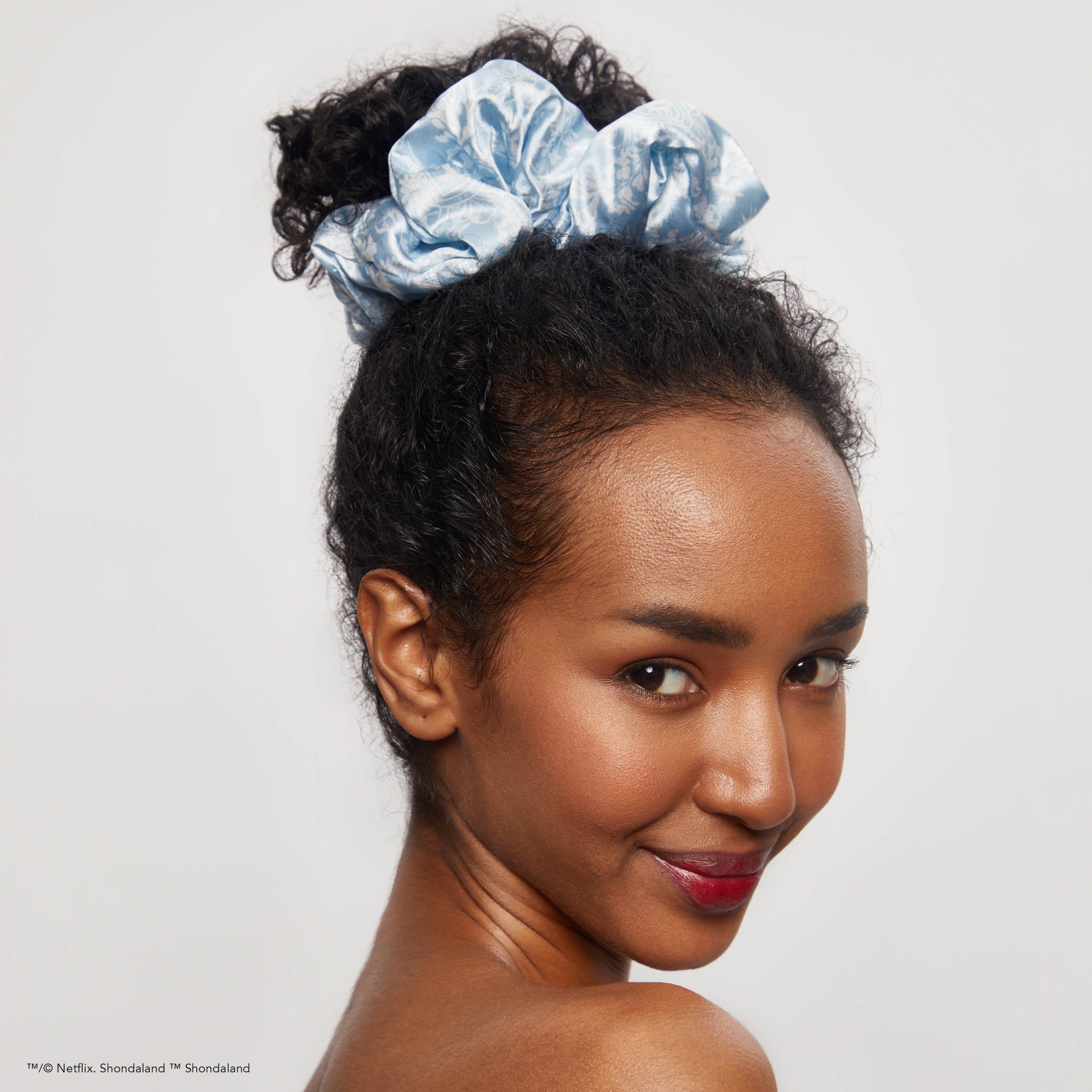 Kitsch x Bridgerton Satin Pillow Scrunchies in Toile De Blue - Image 2
