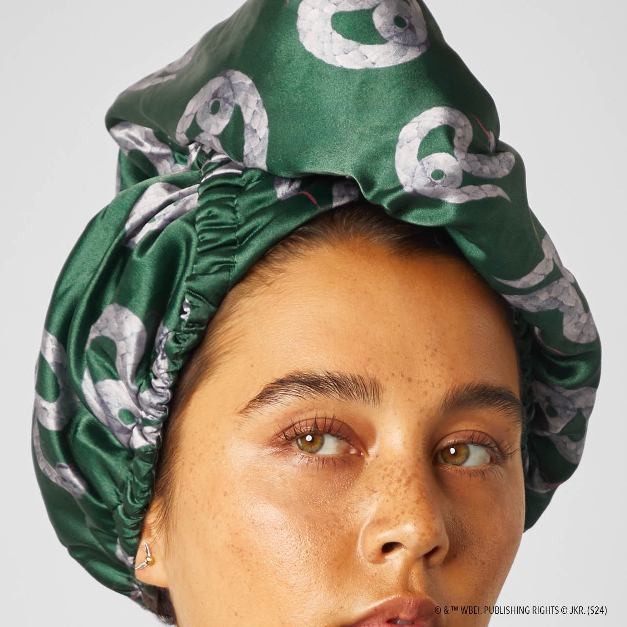 Kitsch x Harry Potter Satin Wrapped Hair Towel in Slytherin - Image 5